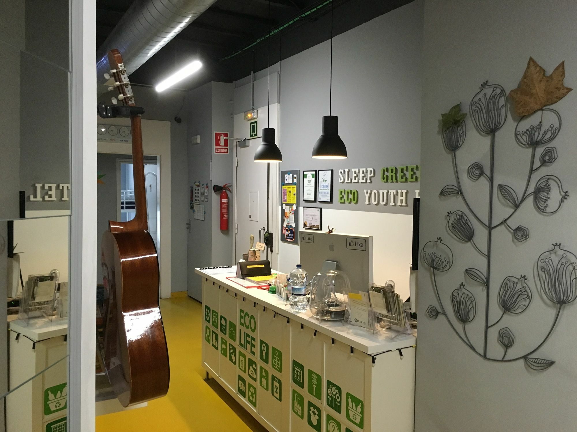 Sleep Green - Certified Eco Youth Hostel Barcelona Eksteriør billede