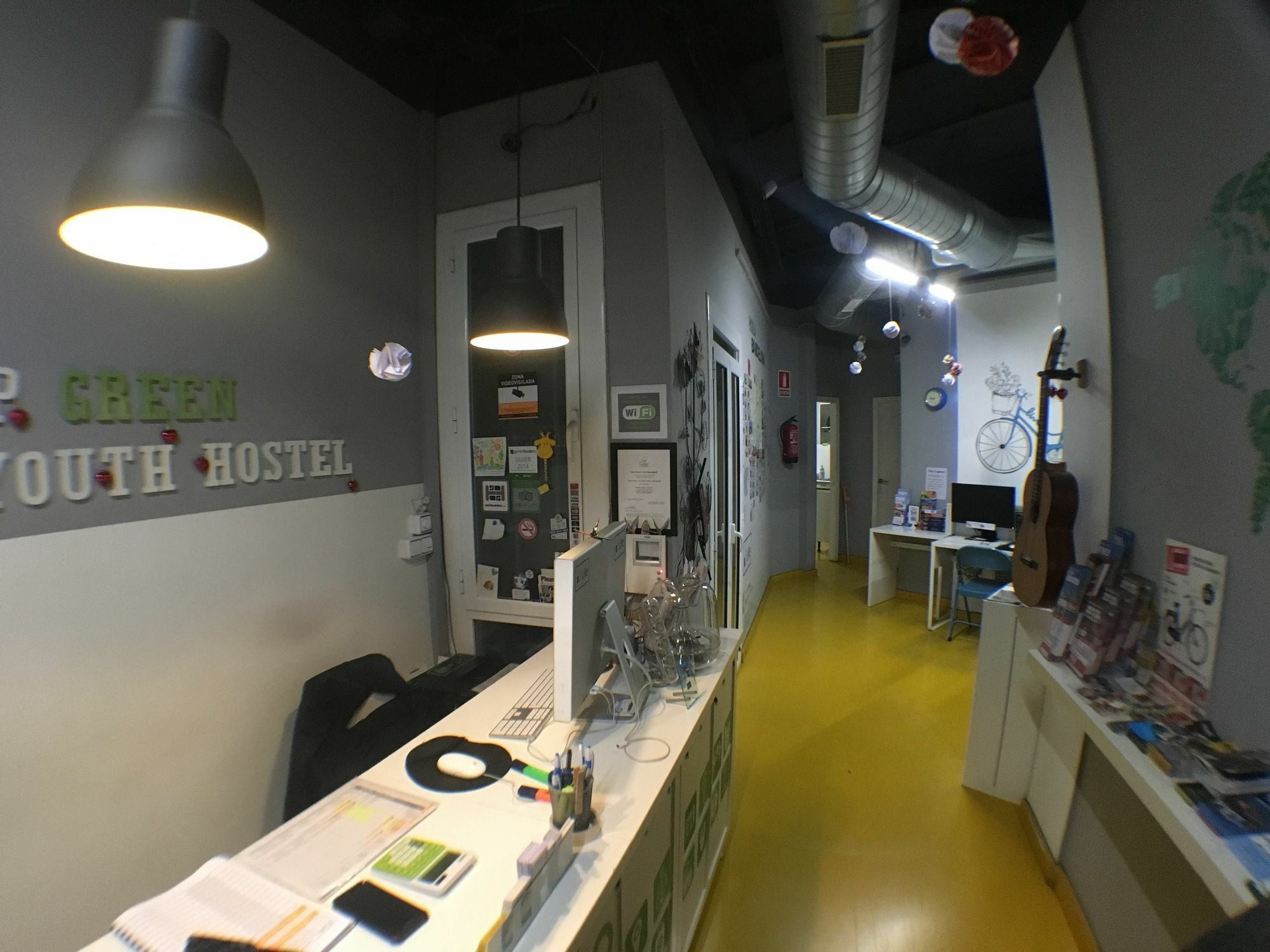 Sleep Green - Certified Eco Youth Hostel Barcelona Eksteriør billede